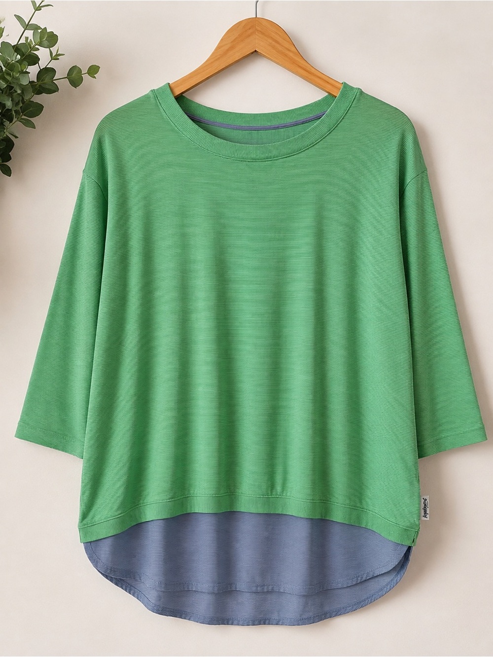 Columbia Omni-Wick Green Blue Layered High Low Top Women’s Large